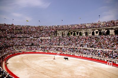Ar&egrave;nes de Nimes bond&eacute;es